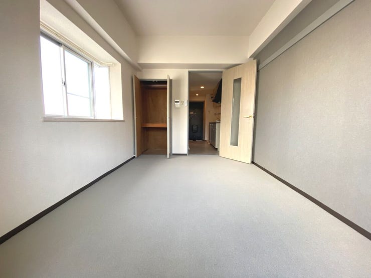 お洋服を掛けられるクローゼットも完備しております!