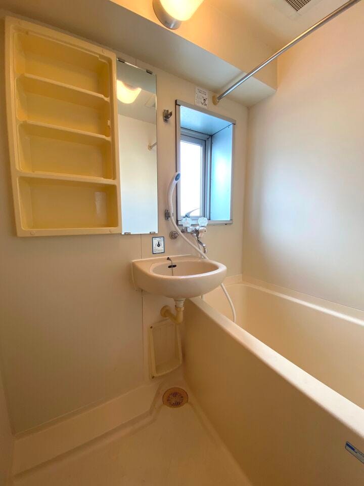 陽の光を取り込める窓付きの浴槽♪歯ブラシ等を置ける収納棚付き!