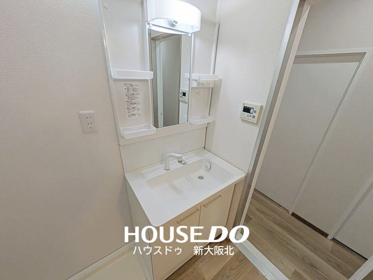 ■鏡の両側に収納棚がついた洗面台!
■欲しいものをサッと取り出せるので、忙しい朝の身支度もはかどりそうですね!