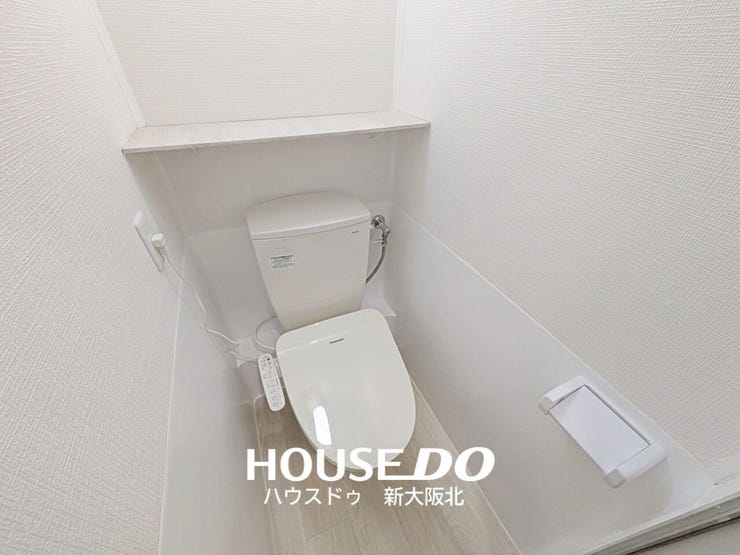 ■年中いつでも快適にご使用いただける温水便座付きトイレ!
■トイレの後ろには少しスペースがあるので、掃除用具やサニタリーボックスを置いておくことができます!