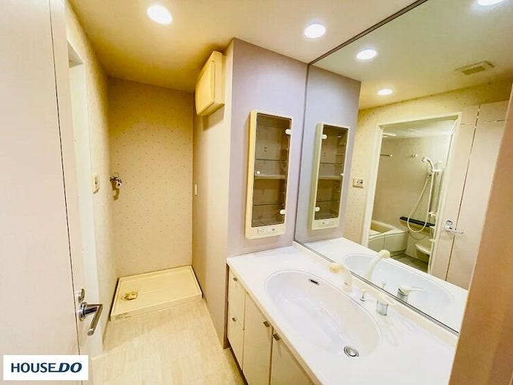 洗面台下部の収納に加え、鏡の横には小物の整理に便利なサイドキャビネットも設置されています。散らかりやすい洗面所も整理整頓しやすそうですね。