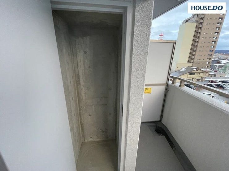 バルコニーにあるトランクルーム。スノーボードやキャンプ用品など、室内に持ち込みたくない重量物や汚れ物の保管に最適です。