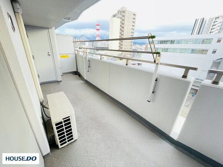 南側に面した横幅のあるバルコニーは、洗濯物だけでなく、ちょっとしたガーデニングや椅子を置いてのリラックスタイムにも十分な広さがあります。