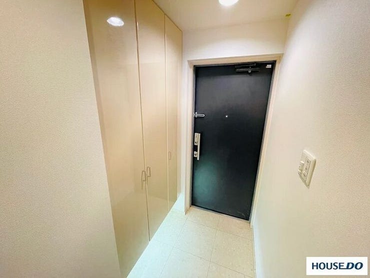 天井まで届く大容量の玄関収納。傘やちょっとしたお出かけ用品もすっきり収まる収納力です。