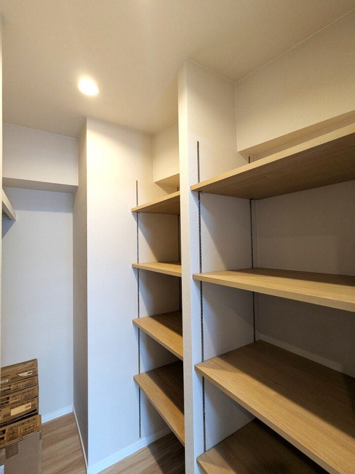 【洋室1】
主寝室にはウォークインクローゼットが設置されているので、洋服等の収納には困りません(^^♪