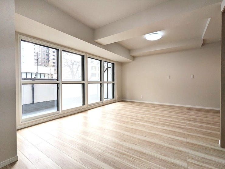 【リビングダイニング】
明るいリビングダイニンにお好みの家具を設置して家族団らんを楽しんでください(^^♪