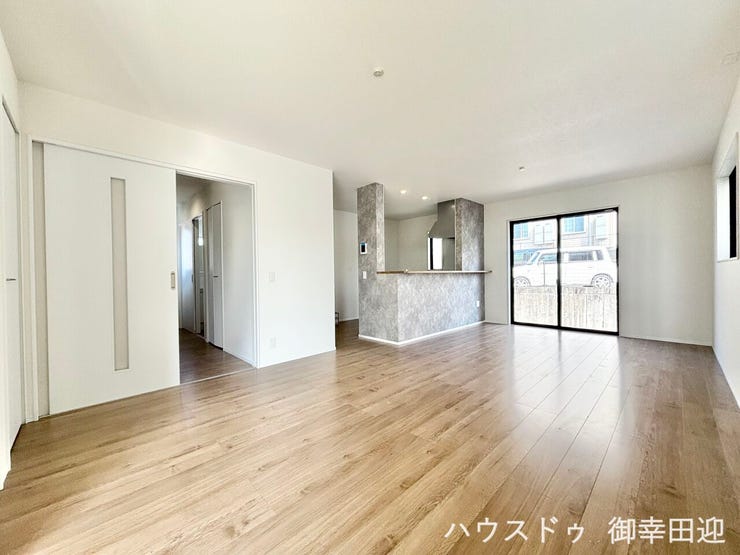 ■安らぎと笑顔の中心地■陽光が優しく降り注ぎ、会話が自然と弾む。ここでは、毎日が特別な時間へと変わります。