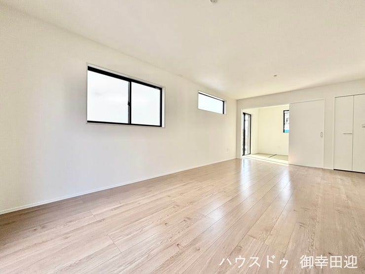 ■安らぎと笑顔の中心地■陽光が優しく降り注ぎ、会話が自然と弾む。ここでは、毎日が特別な時間へと変わります。