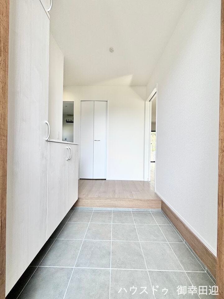 ■「しまう」が叶える美しい玄関■大容量のシューズボックスがあることでいつも整理された、気持ちの良い「家の顔」を保てます。