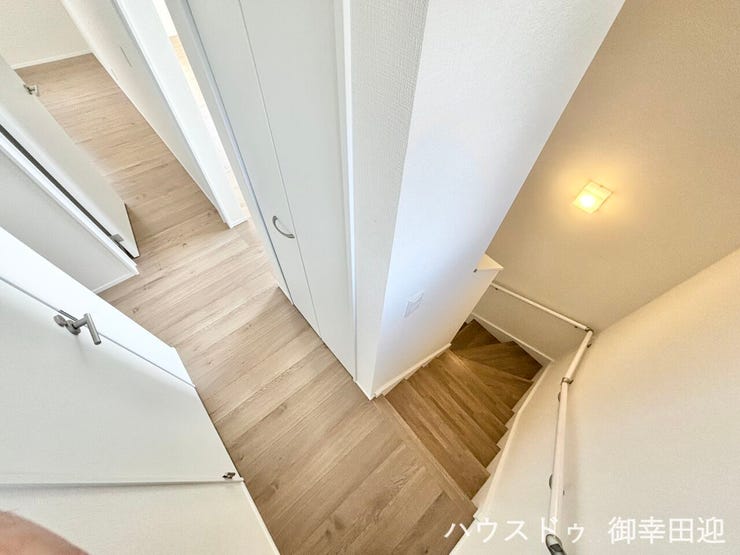 ■暮らしを繋ぐ、明るい動線■採光窓から光が差し込み、足元を優しく照らす。安全で快適な、家族の生活を支える縦の繋がりです。