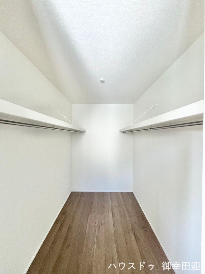 ■2階8.5帖洋室WIC■衣類から小物まで一ヶ所に集約。整理整頓がしやすく、毎日のコーディネートが楽しくなるゆとりの収納です。