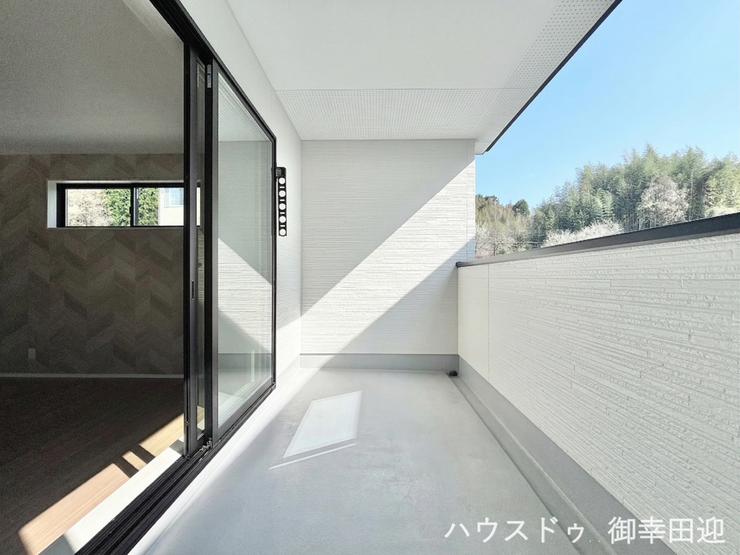 ■空の下の開放的な特等席■日光浴や読書、外の空気を感じながらリフレッシュ。暮らしを豊かにする、もう一つの心地よい空間です。