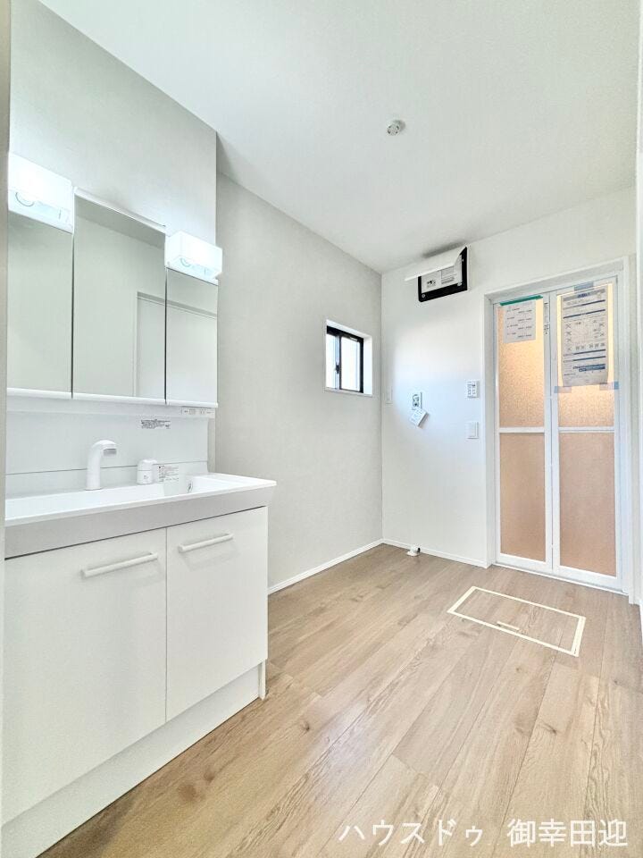 ■清々しいリフレッシュ空間■自分を磨き、気持ちを切り替える。心地よい光が差し込むプライベートスペース。