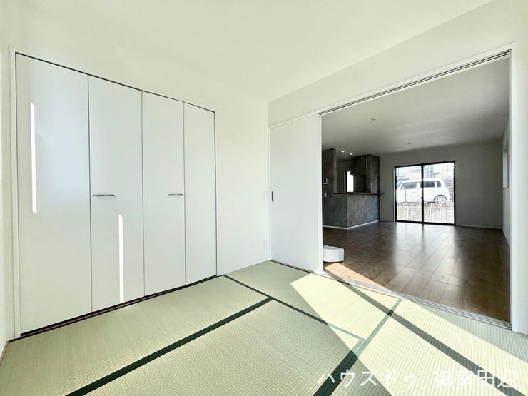 ■1階4.5帖和室■ゲストをもてなし、昼寝や家事にも使える、畳のぬくもりが心地よい多目的万能スペース。