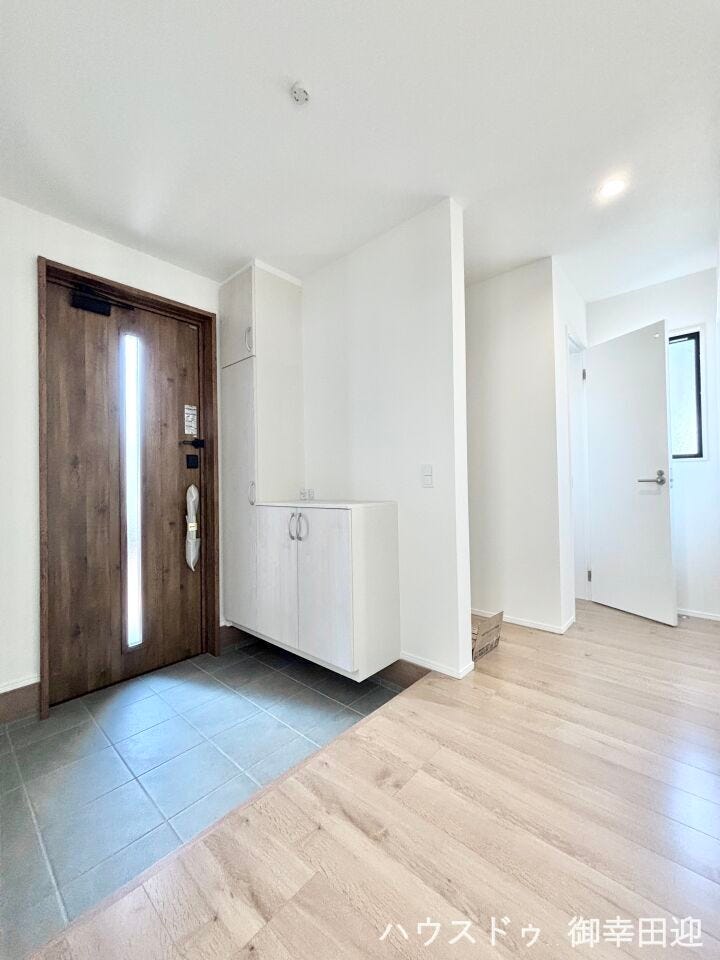 ■「ただいま」の安堵をくれる場所■訪れる人を迎え入れ、帰るたびにホッと一息つける、明るく機能的なエントランス。