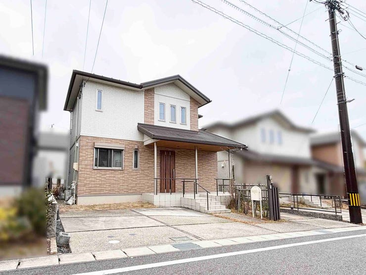 ☆一部タイル張りの外観☆
☆間口も広々☆