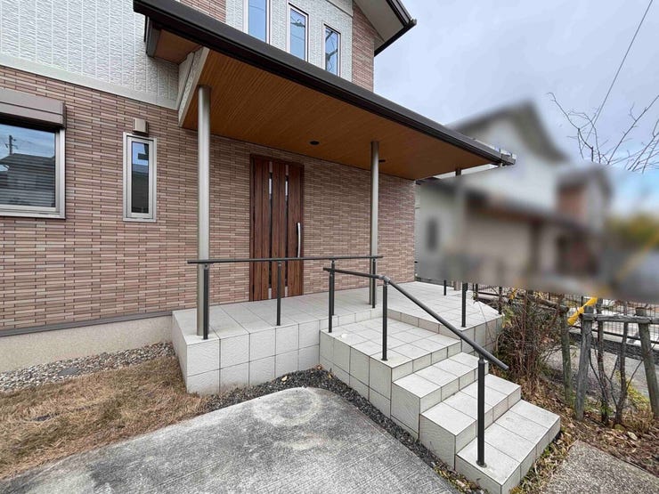 ☆玄関の軒先が深く雨に濡れにくい設計です☆