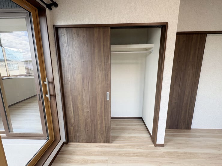 室内(2026年6月)撮影
◎本日案内可能◎
全居室収納付き。ポール付きですので丈の長い衣類も綺麗に収納できそう☆