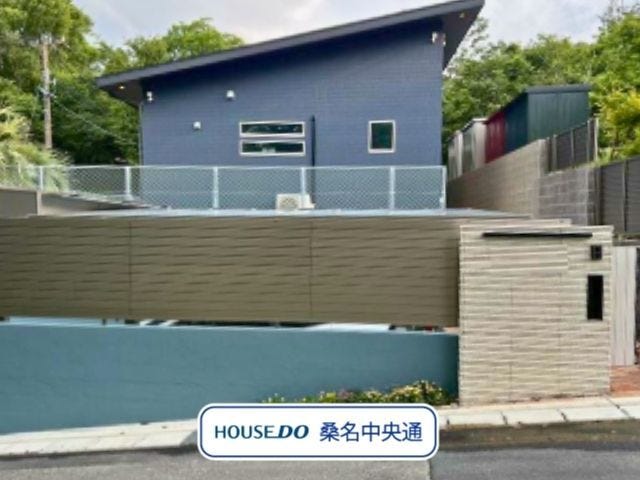 【外観】
自然豊かな菰野町根の平の角地に建つ、3LDKの戸建てをご紹介します。