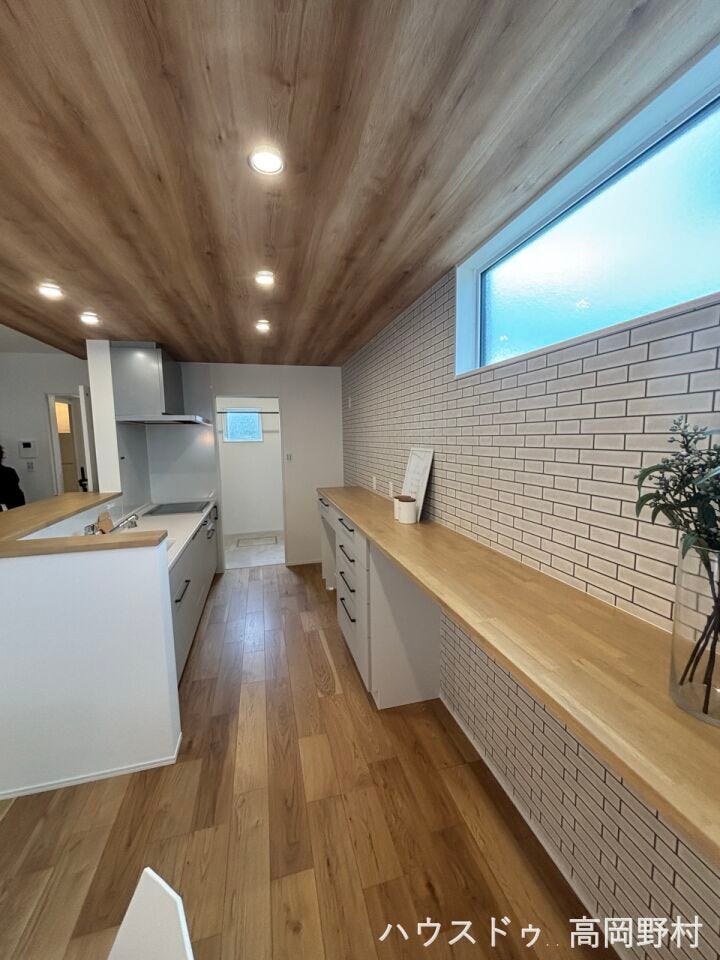 広々カウンター&収納付きで、家電や食器もすっきり。
作業スペースとしても使いやすく、家事効率を高めてくれます。