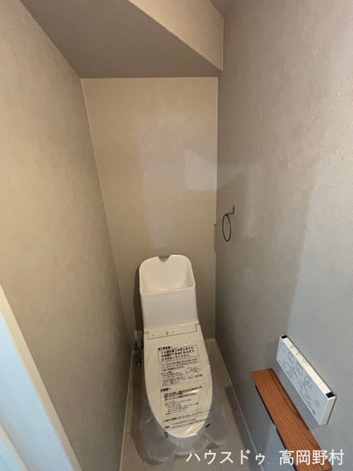 落ち着いたカラーで統一された、ホテルライクなトイレ空間。
シンプルながら上質感のあるデザインです。