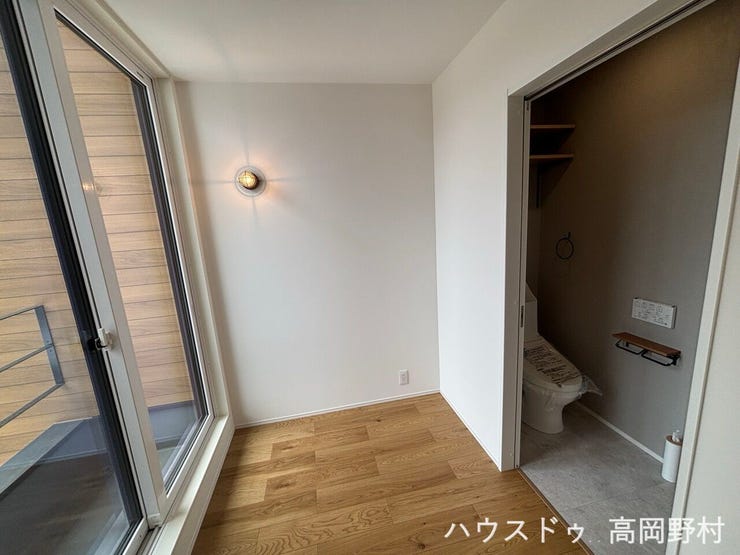 窓から自然光が入る、ゆとりある2階ホール。
ちょっとした読書スペースやインテリアも楽しめます。