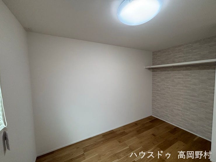 シンプルで使いやすい6帖の洋室。
アクセントクロスがお部屋のさりげないポイントになっています。
