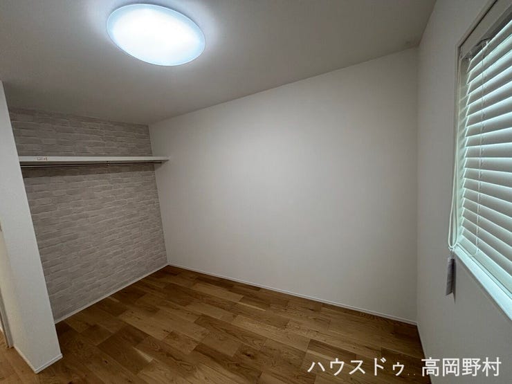 シンプルなデザインで、成長に合わせて使いやすい洋室。
家具配置もしやすく、子ども部屋や書斎にもおすすめです。