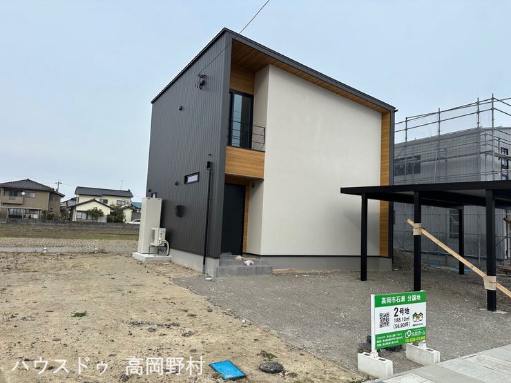 余計な装飾を省いた、直線美が映える外観デザイン。木目の温かみがアクセントになっています。ブラックの外壁が全体を引き締めます。