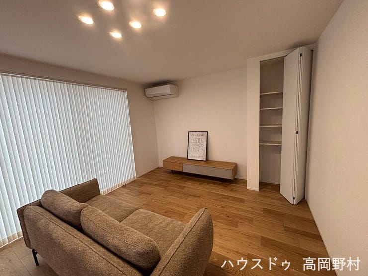 大きな窓からやわらかな光が差し込むリビング空間。
家族みんながゆったりくつろげる、開放感ある設計です。