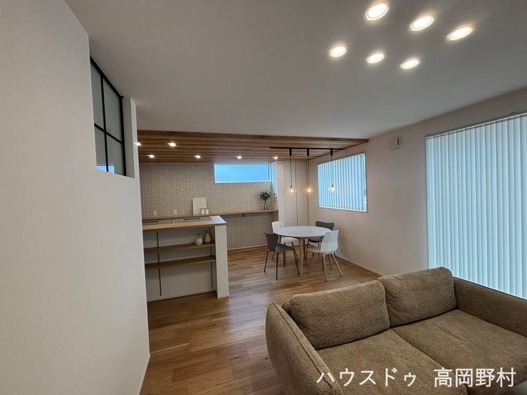 木目天井とアクセントクロスが印象的なLDK。
照明にもこだわった、カフェのようなおしゃれ空間です。