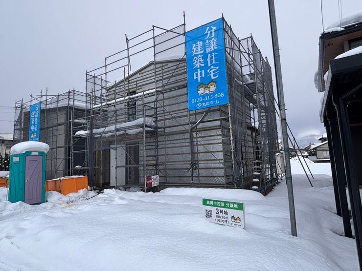 過度な装飾を抑えた設計のため、周囲の住宅街とも自然に調和し、長く住んでも飽きのこない印象に。
現在建築中ですが、完成後はすっきりとした美しい外観が街並みに彩りを添えてくれます。