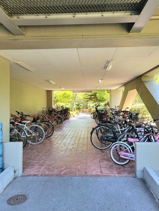 ★屋根付きの駐輪場ですので雨の日も安心。サドルが濡れる事も無いですね!