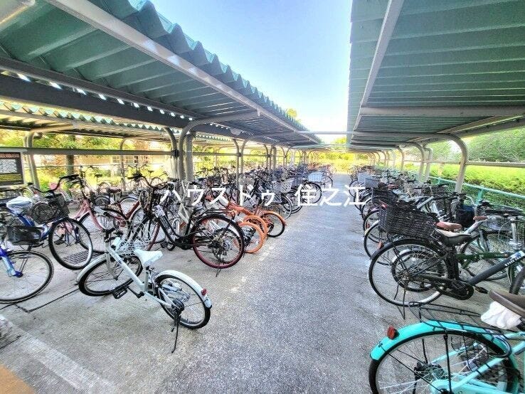 ★屋根付きの駐輪場ですので雨の日も安心。サドルが濡れる事も無いですね!