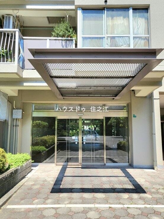 ★エントランスには庇(屋根)がございますので雨の日も安心♪