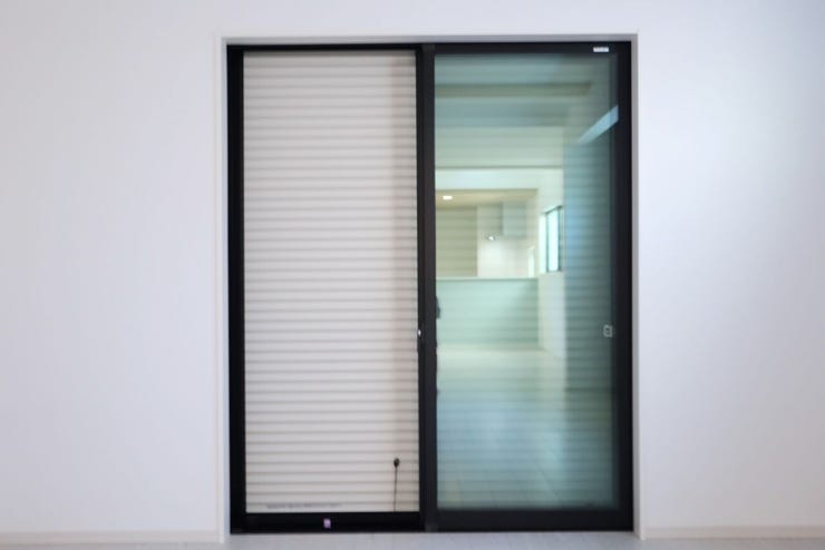 ○シャッター雨戸○ 同仕様
開閉に力が要らないシャッターを採用しています♪
外出時や旅行時の防犯、台風など雨風の強い日にも安心ですね♪