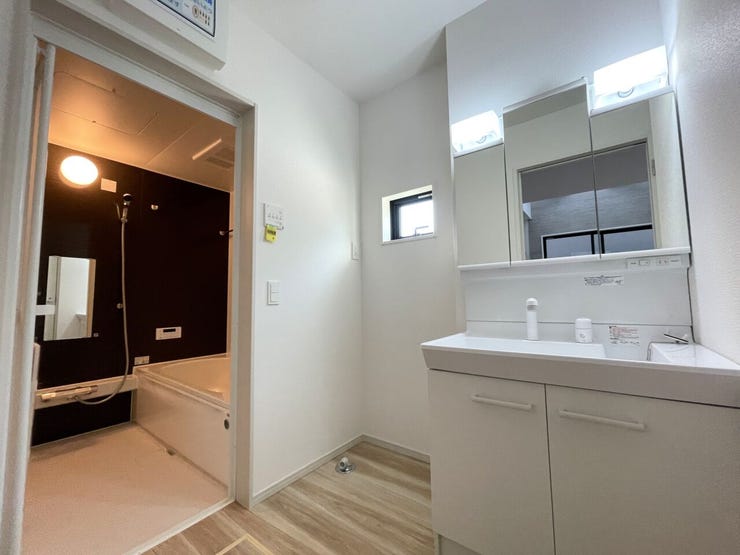 ◇洗面所◇ 同仕様
シャワー付き洗面化粧台♪
三面鏡付で朝の身支度もラクラクです♪
