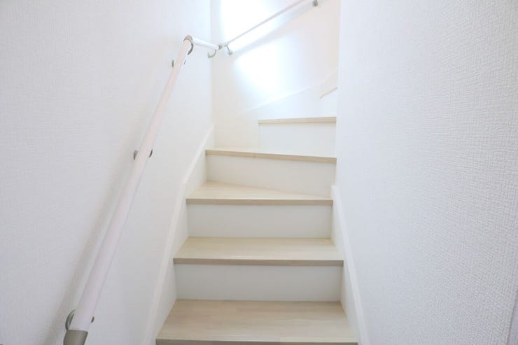 ◇階段◇ 同仕様
手すり付きの階段♪
段差を緩やかに設計していますので、小さなお子様やご年配の方にも安心です♪