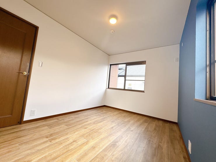 窓から日が差す明るいお部屋です。