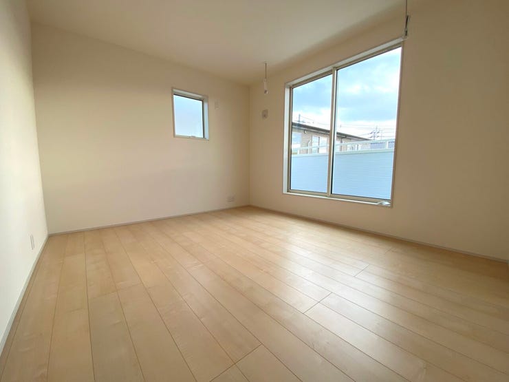 7.75帖の洋室。南向きのバルコニーに面しており、陽の光をたっぷり取り込んだ明るいお部屋です♪