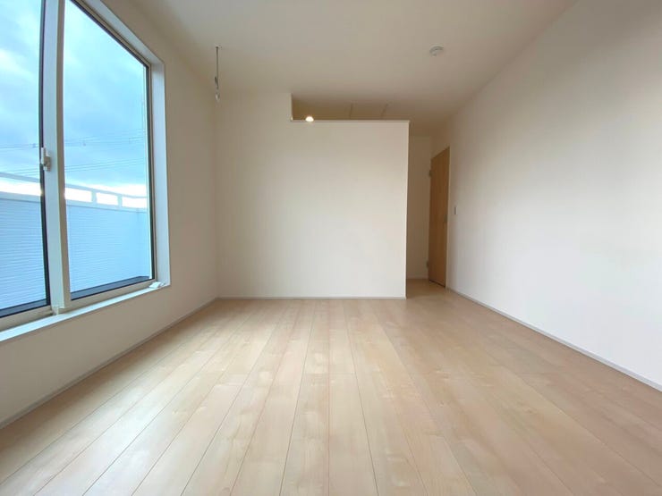 7.75帖の洋室。大容量収納が叶うウォークインクローゼットを完備しております。