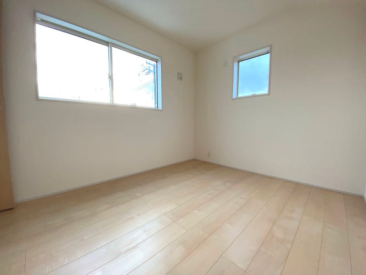 5.34帖の洋室。南向きの窓から明るい光が差し込みます。