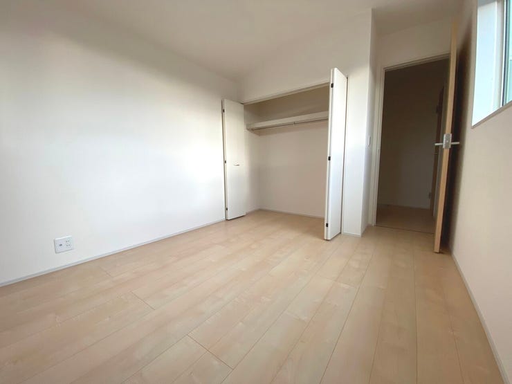 5.34帖の洋室。お子様の衣類や学校用品もすっきり収納できるクローゼットを完備!