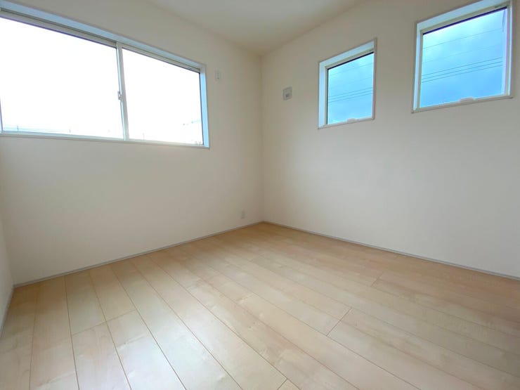 4.5帖の洋室。全室二面窓でお部屋をしっかり換気でき、いつでもきれいな空気に◎