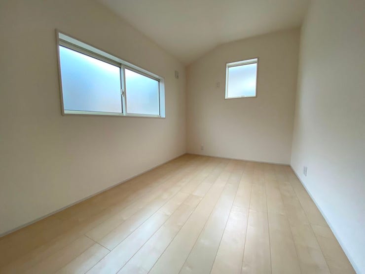 5.13帖の洋室。勾配天井でお部屋にメリハリが生まれます♪