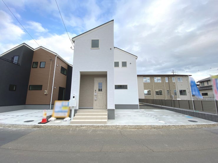 【外観】
バス停徒歩3分で通勤に便利です。東四郎丸小学校徒歩2分でお子様の通学も安心の環境!