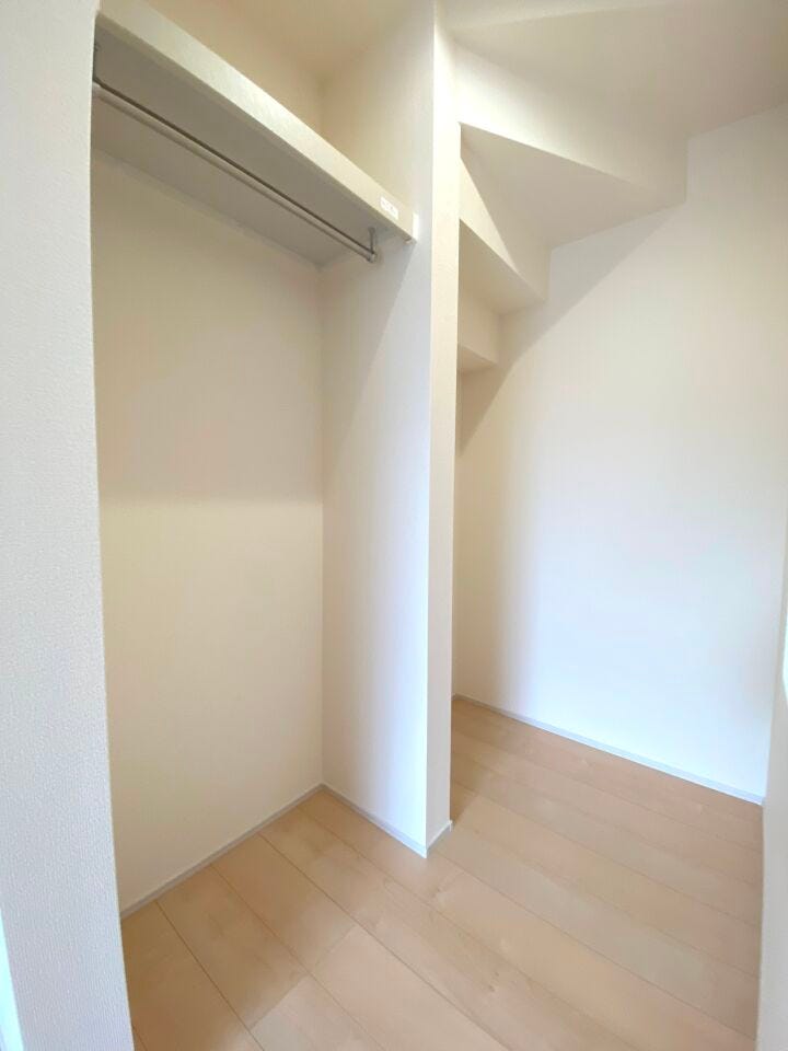 リビングに完備したファミリークローゼット。お出かけから帰ってきてすぐにコートを掛けられます!