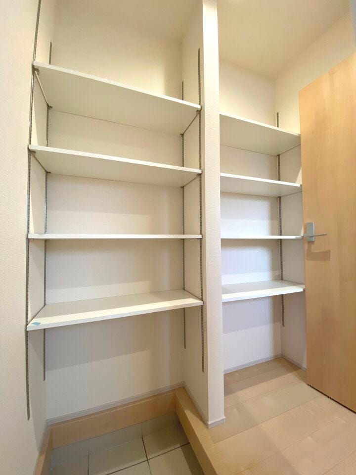 可動棚付きのシューズクローク。履物だけでなく、ベビーカーやアウトドア用品の収納も可能です!