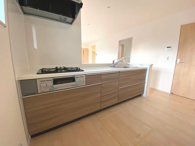 リビング全体を見渡せる対面キッチン。お料理中もご家族と会話が弾みます♪