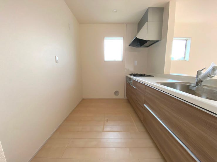 三口コンロや浄水機能付き水栓、床下収納庫を完備しており、機能的なシステムキッチンです。